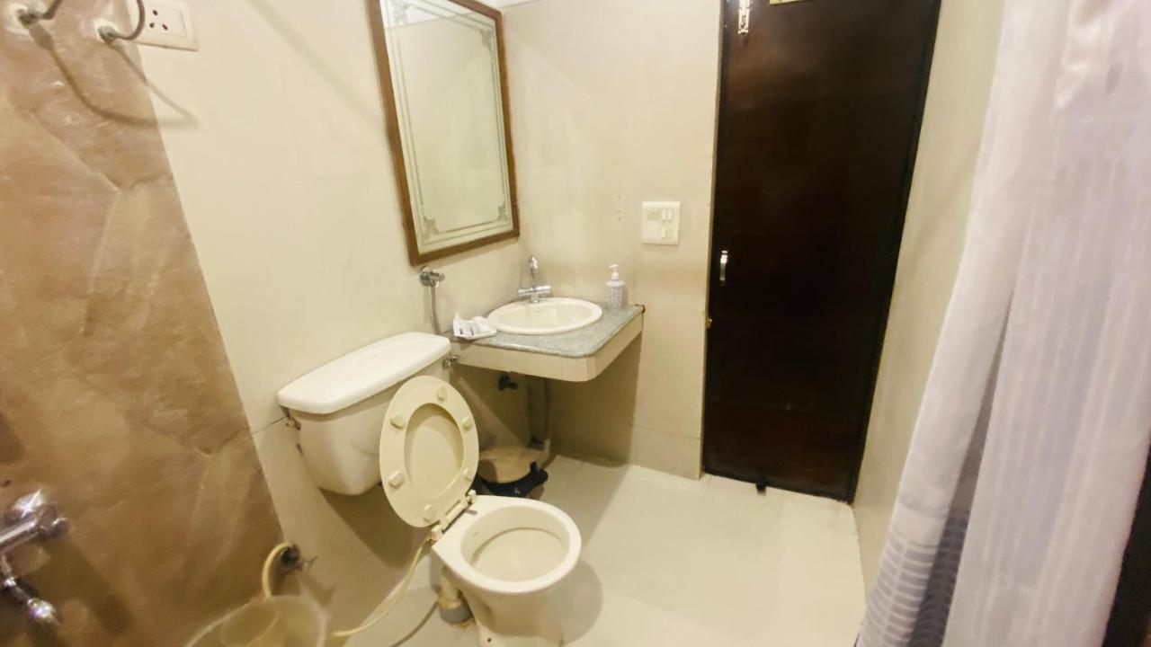 Hotel Landmark Chandīgarh Dış mekan fotoğraf