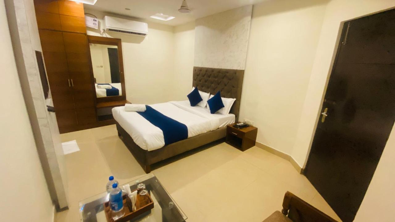 Hotel Landmark Chandīgarh Dış mekan fotoğraf