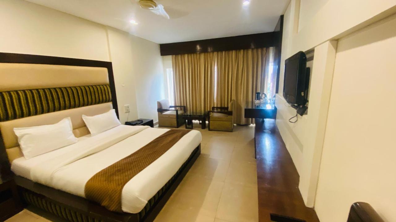 Hotel Landmark Chandīgarh Dış mekan fotoğraf