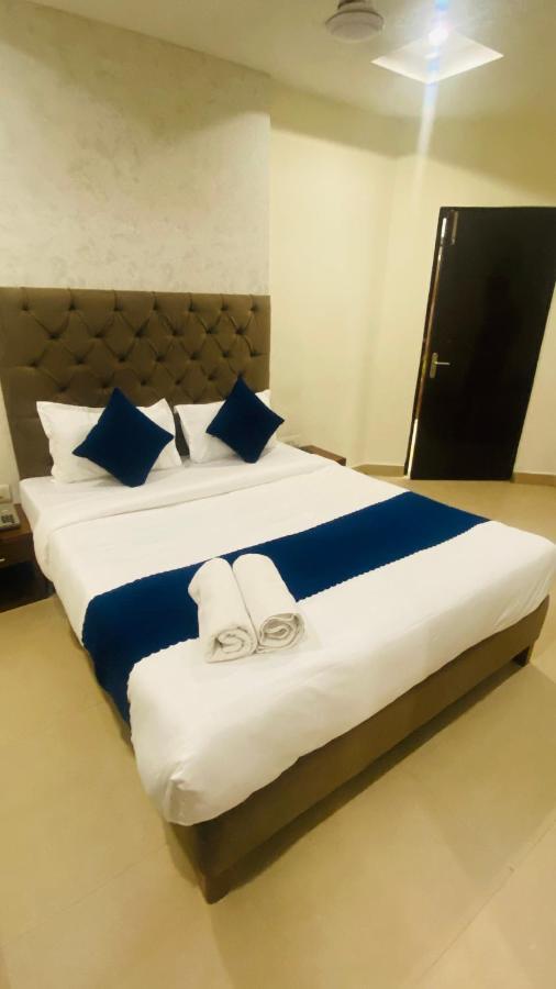 Hotel Landmark Chandīgarh Dış mekan fotoğraf