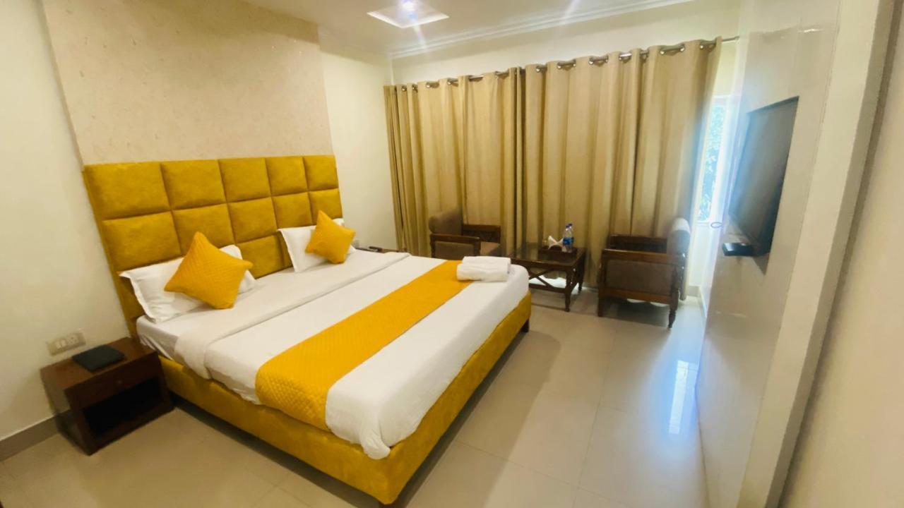 Hotel Landmark Chandīgarh Dış mekan fotoğraf