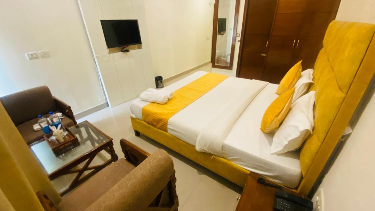 Hotel Landmark Chandīgarh Dış mekan fotoğraf