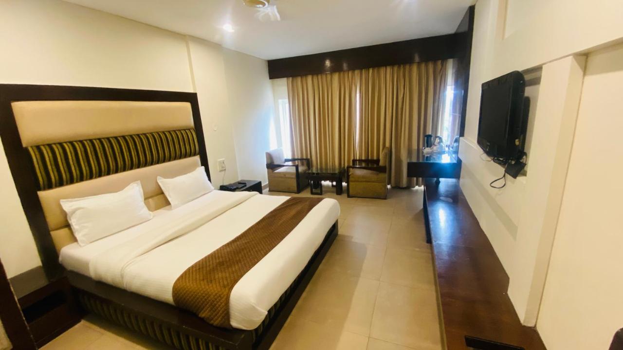 Hotel Landmark Chandīgarh Dış mekan fotoğraf
