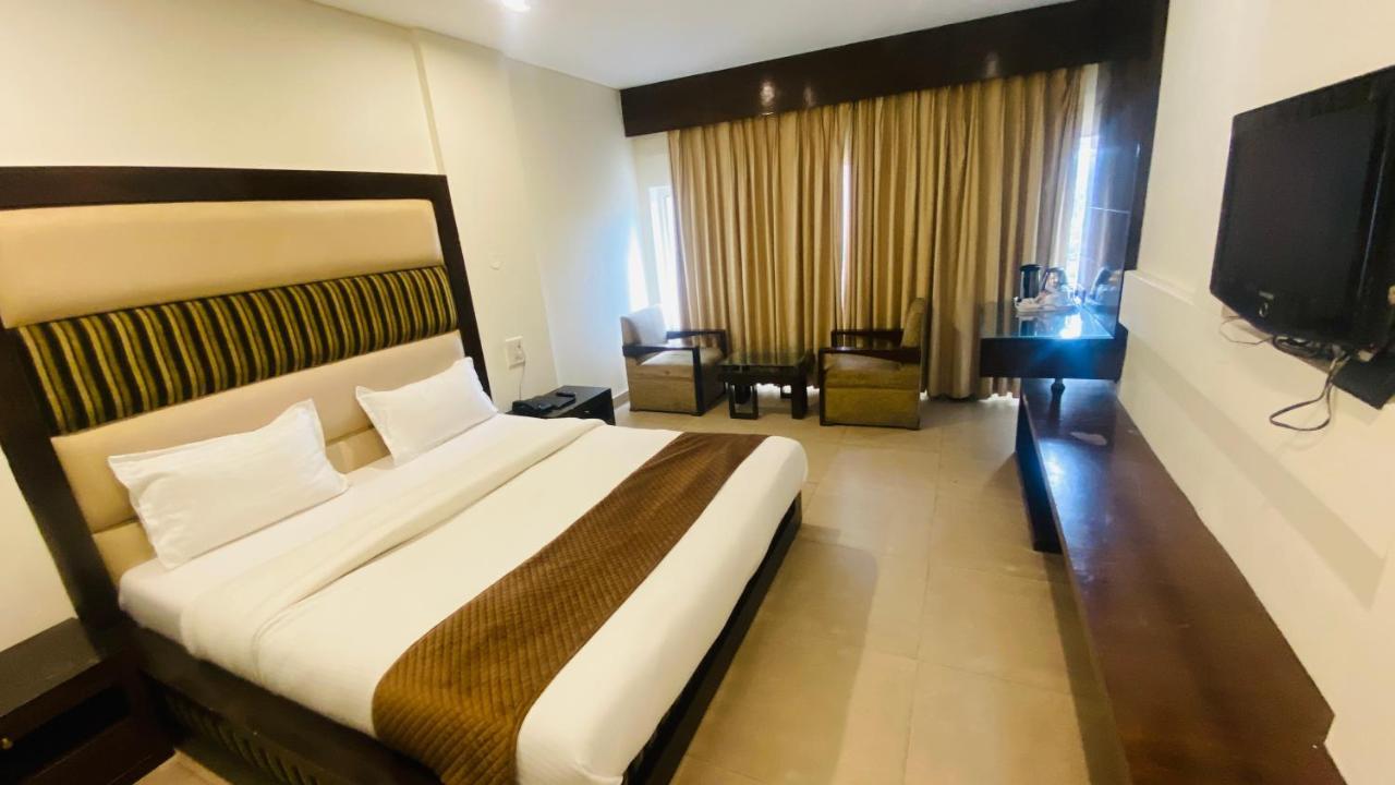 Hotel Landmark Chandīgarh Dış mekan fotoğraf