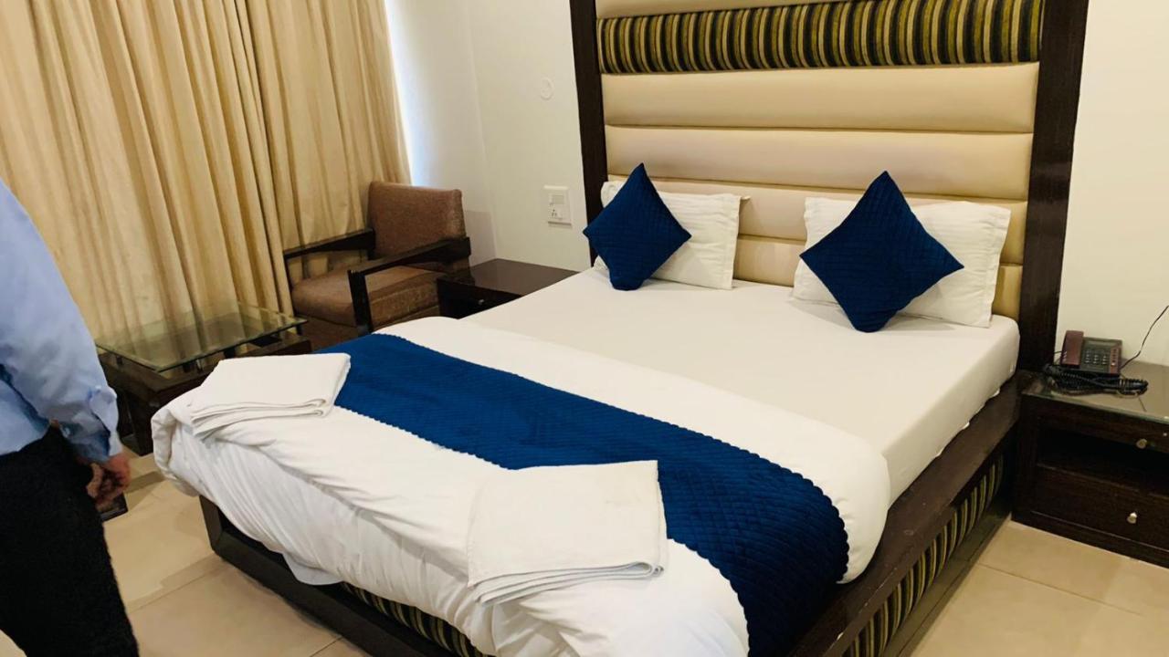Hotel Landmark Chandīgarh Dış mekan fotoğraf