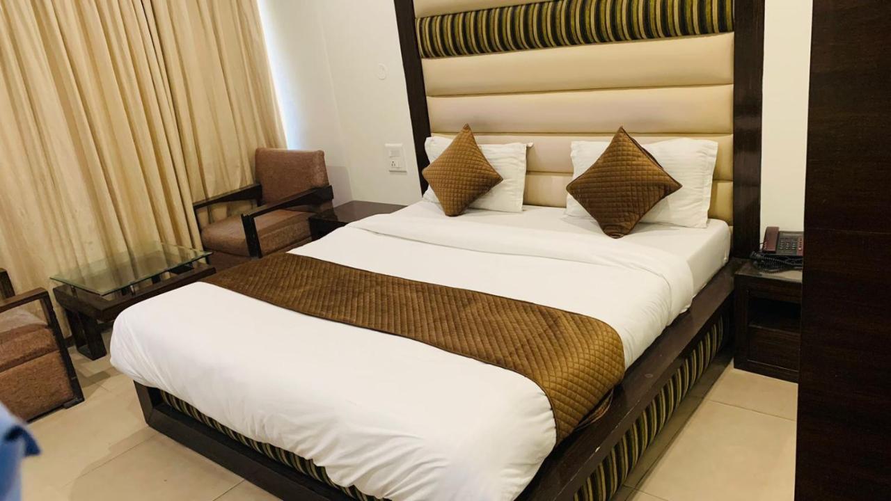 Hotel Landmark Chandīgarh Dış mekan fotoğraf