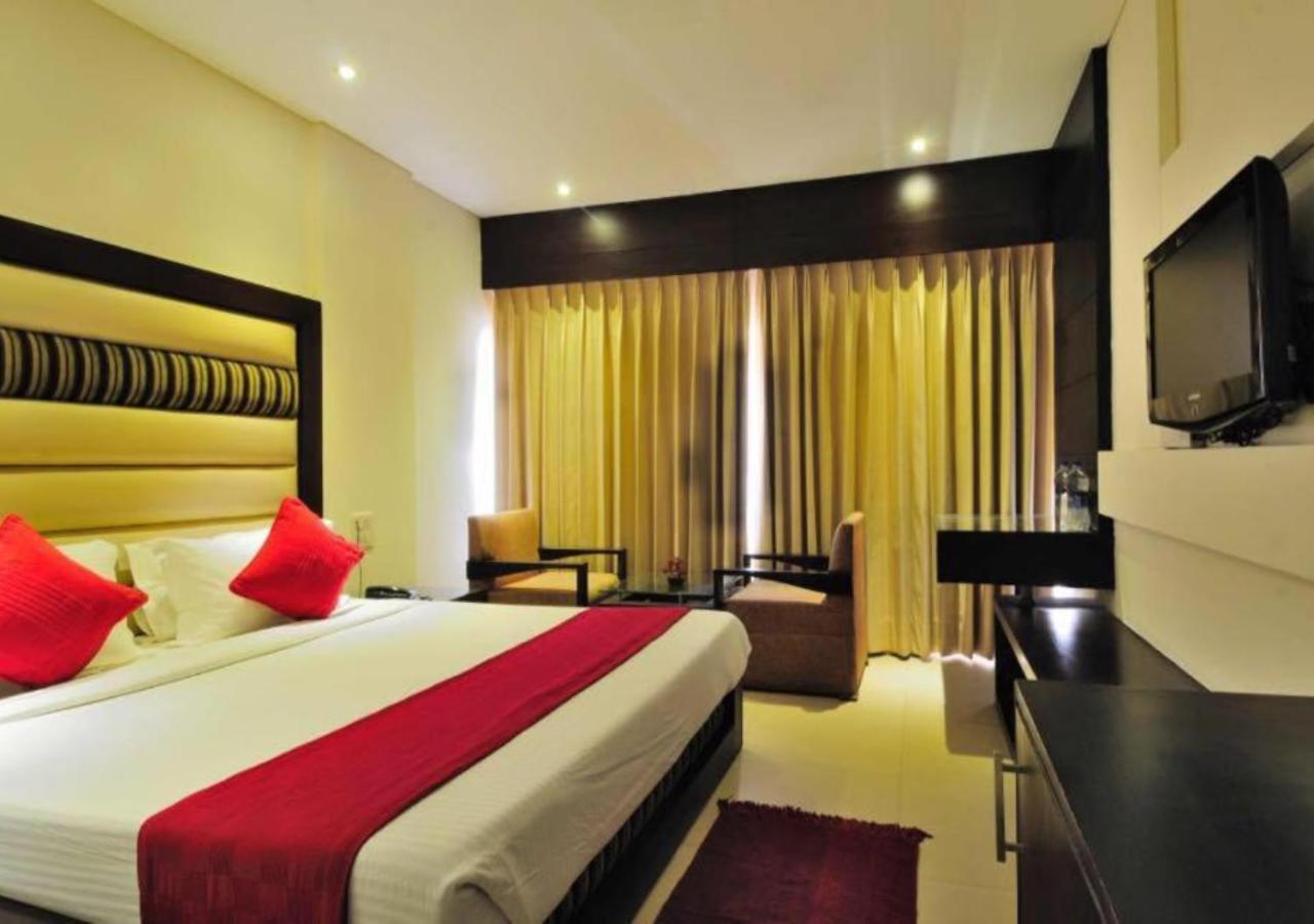 Hotel Landmark Chandīgarh Dış mekan fotoğraf