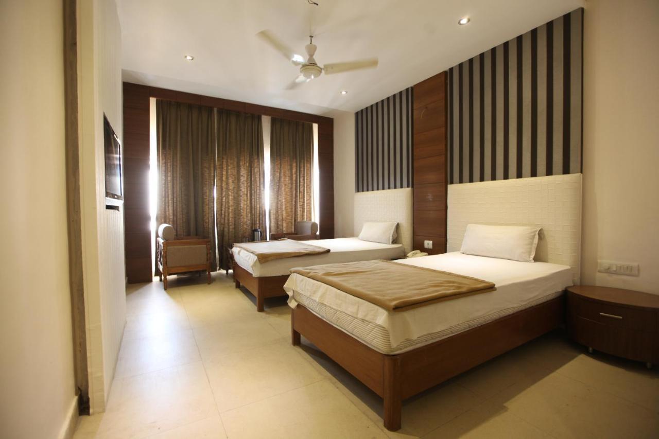 Hotel Landmark Chandīgarh Dış mekan fotoğraf