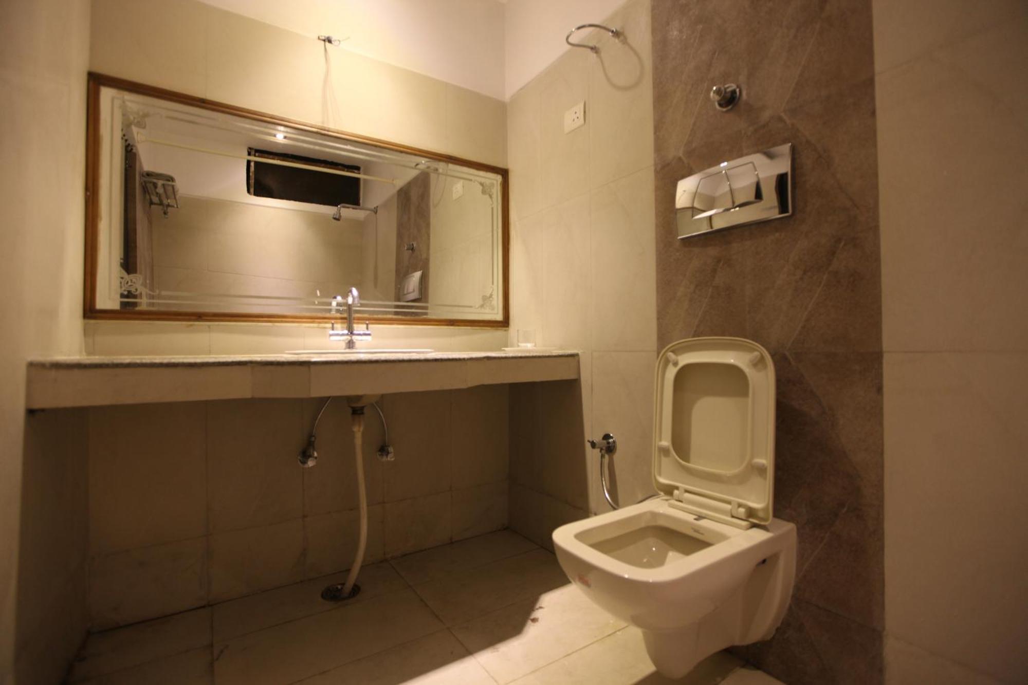 Hotel Landmark Chandīgarh Dış mekan fotoğraf