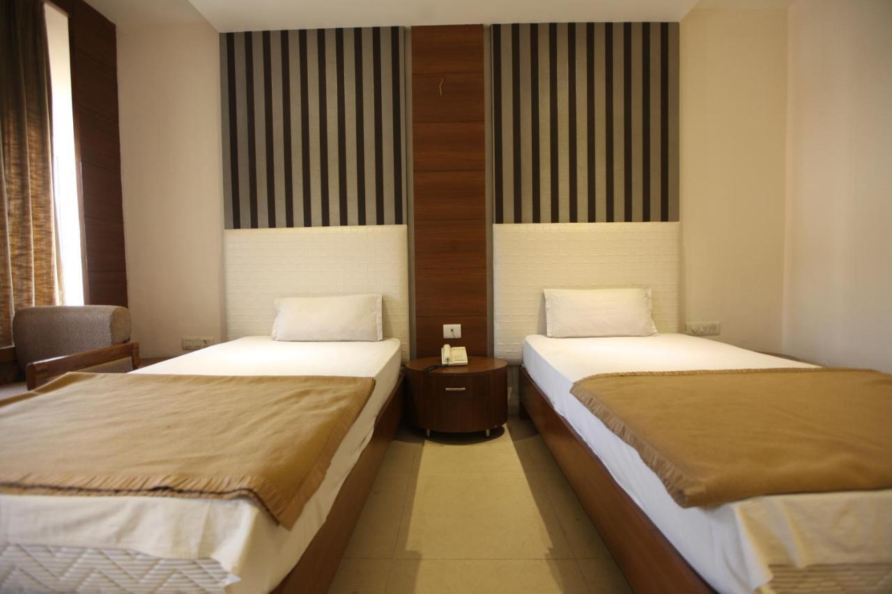 Hotel Landmark Chandīgarh Dış mekan fotoğraf