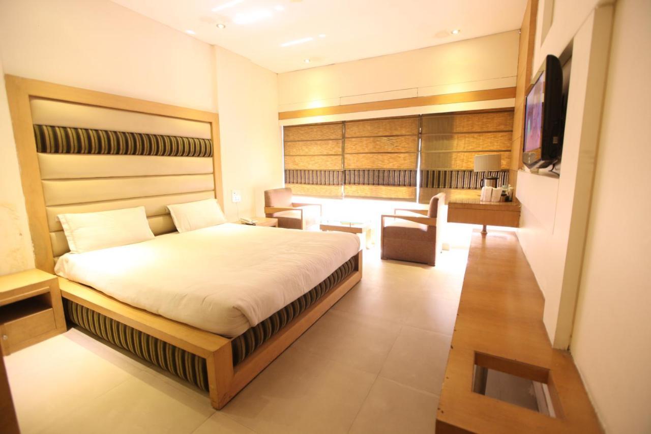 Hotel Landmark Chandīgarh Dış mekan fotoğraf
