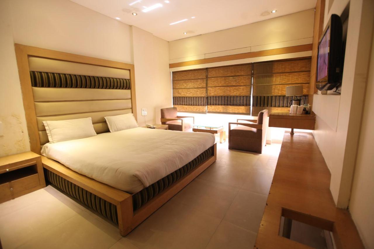 Hotel Landmark Chandīgarh Dış mekan fotoğraf