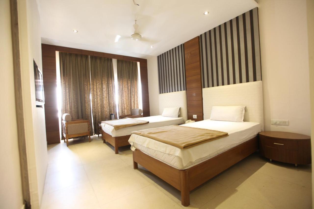 Hotel Landmark Chandīgarh Dış mekan fotoğraf