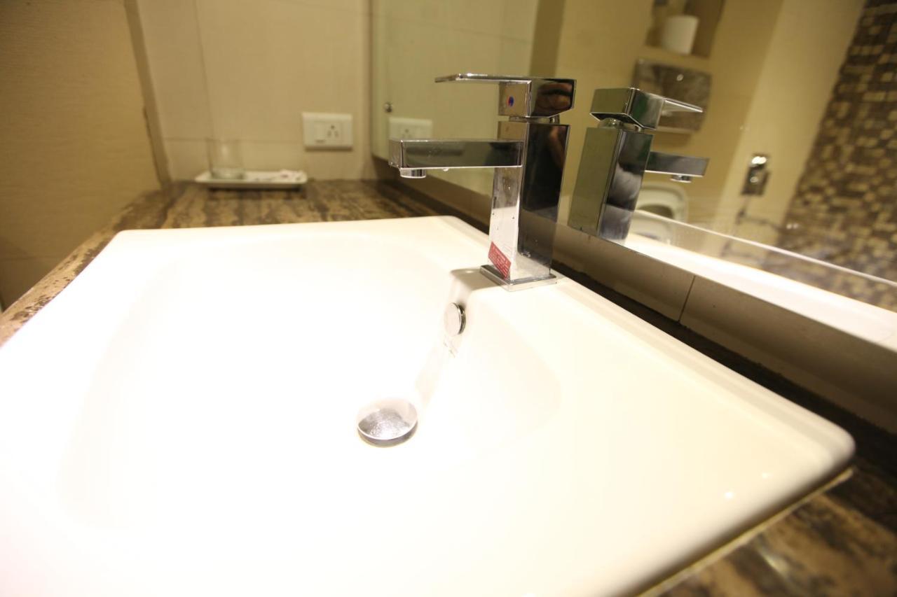 Hotel Landmark Chandīgarh Dış mekan fotoğraf